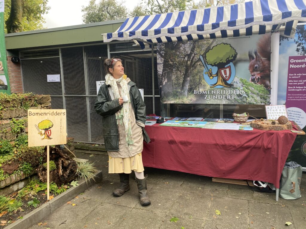 251005 Monique bij Bomenridders stand
